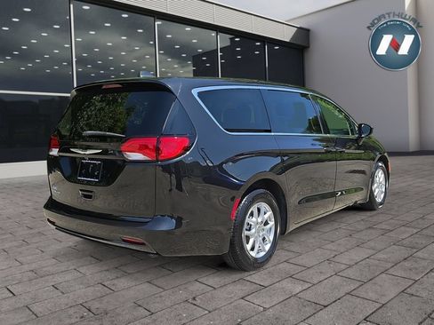 Used 2022 Chrysler Voyager LX FWD image 5