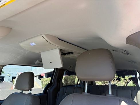 Used 2015 Chrysler Town & Country Touring-L w/ Driver Convenience Group FWD image 10