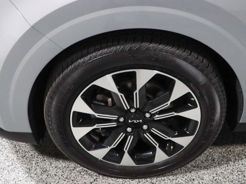 Used 2024 Kia Carnival EX FWD image 11
