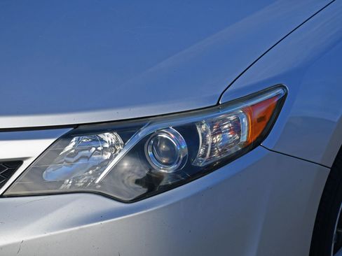 Used 2013 Toyota Camry SE FWD image 10