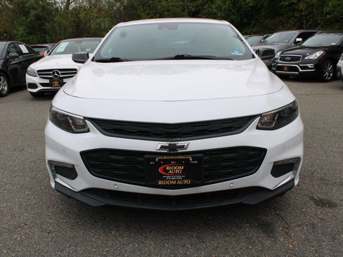 Used 2018 Chevrolet Malibu LT w/ Driver Confidence Package FWD image 3
