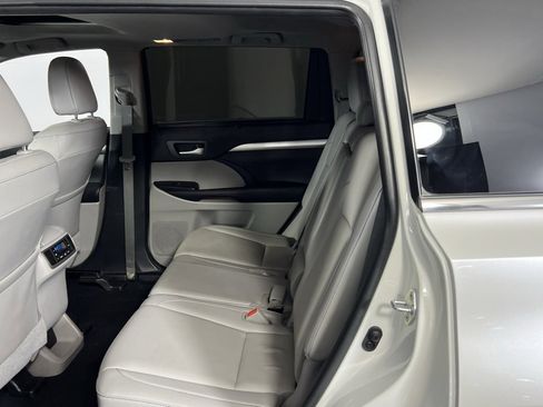 Used 2019 Toyota Highlander XLE image 23