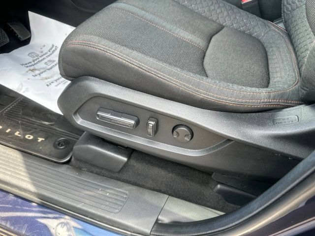 Used 2025 Honda Pilot Sport image 17