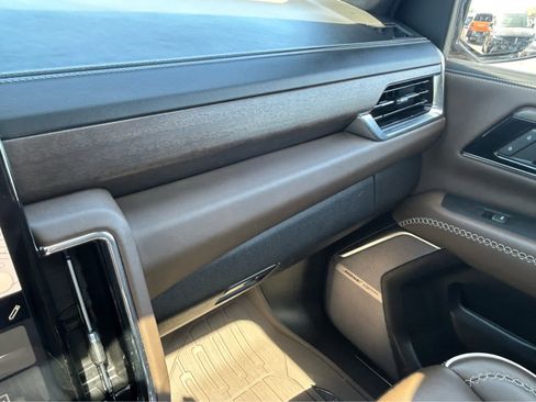 Used 2025 GMC Yukon XL Denali Ultimate w/ LPO, Floor Liner Package AWD/4WD image 65