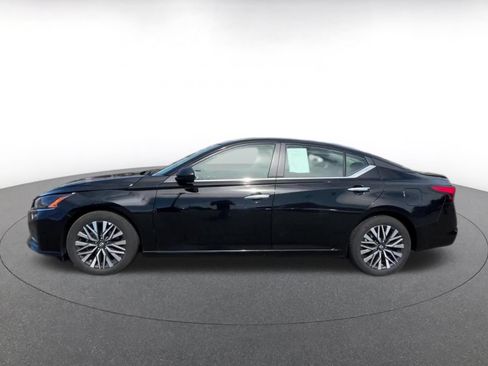 Used 2025 Nissan Altima 2.5 SV FWD image 7