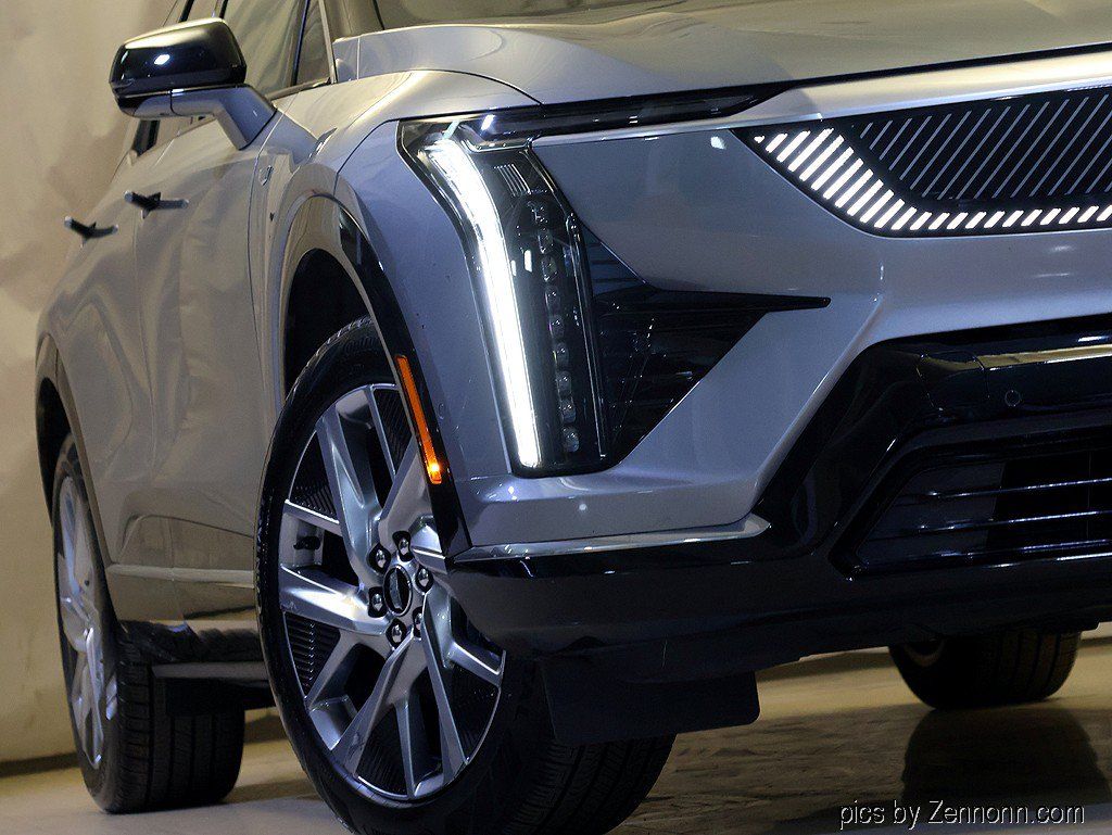 Used 2025 Cadillac Optiq Luxury 2 w/ LPO, Floor Liner Package AWD/4WD image 4