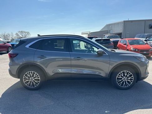 New 2025 Ford Escape SE FWD image 9