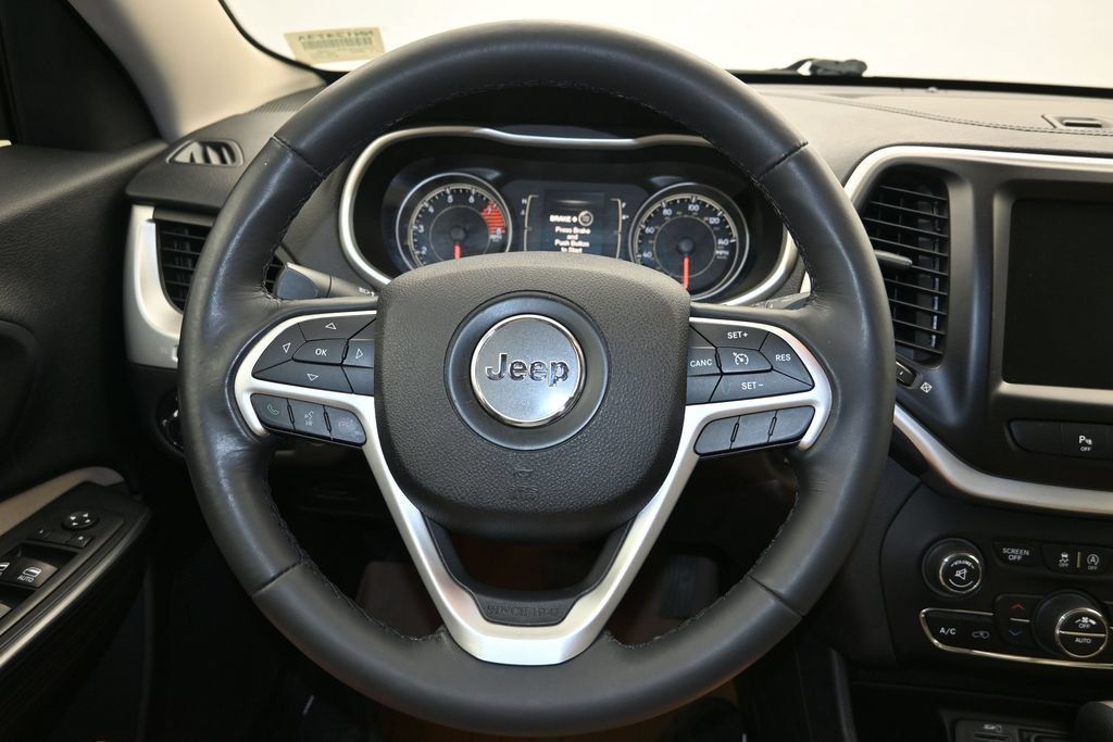 Used 2016 Jeep Cherokee Latitude FWD image 13
