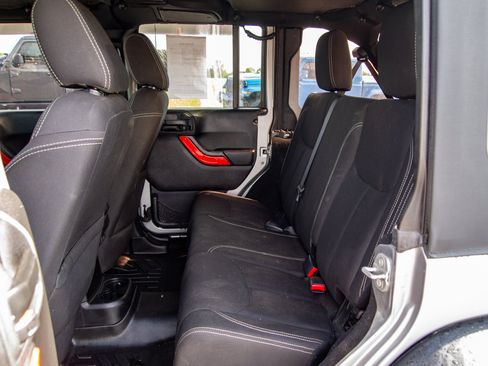 Used 2015 Jeep Wrangler Unlimited Rubicon w/ Connectivity Group AWD/4WD image 23