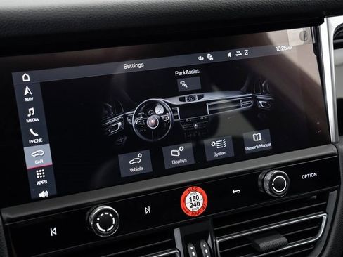 Certified 2025 Porsche Macan image 18