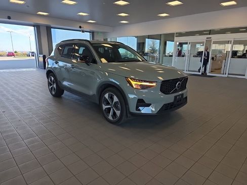 Used 2024 Volvo XC40 B5 Core image 2
