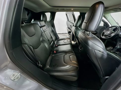 Used 2019 Jeep Cherokee Limited FWD image 11