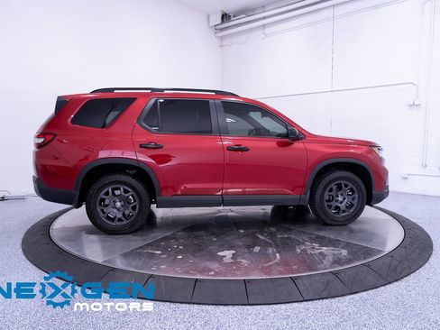 Used 2025 Honda Pilot TrailSport image 35