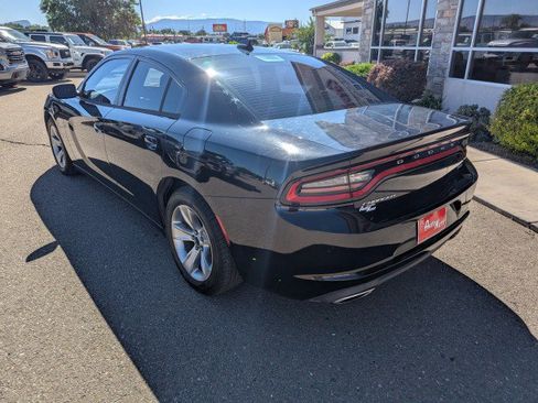 Used 2017 Dodge Charger SXT RWD image 3