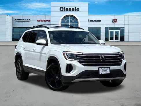Used 2024 Volkswagen Atlas SE w/ Panoramic Sunroof Package FWD image 1