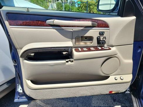 Used 2011 Lincoln Town Car Signature Limited RWD image 15