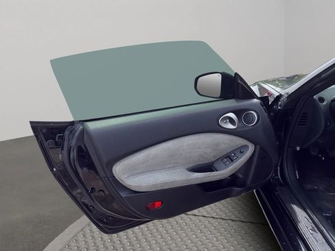 Used 2017 Nissan 370Z Coupe RWD image 18
