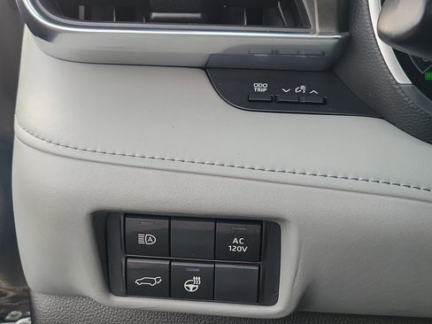 Used 2023 Toyota Highlander Limited image 22