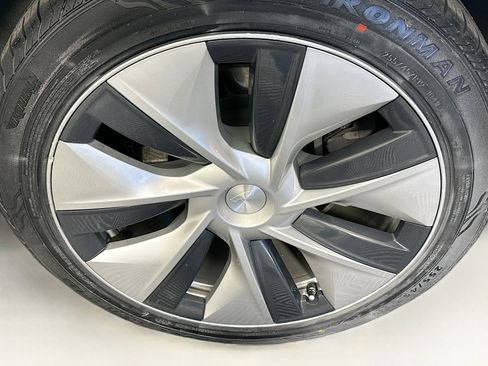 Used 2022 Tesla Model Y Long Range image 11