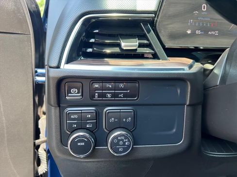 Used 2025 Chevrolet Suburban Premier AWD/4WD image 17