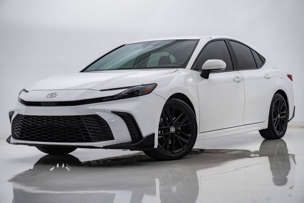 Used 2025 Toyota Camry SE FWD image 1