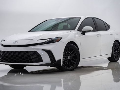 Used 2025 Toyota Camry SE FWD image 1