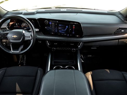 Used 2025 Chevrolet Suburban LS image 10