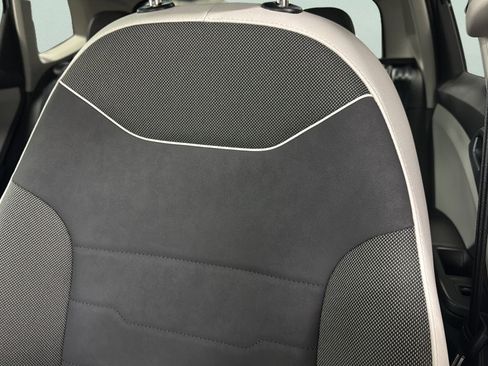 Used 2025 Volkswagen Taos SE image 18