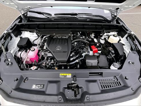 Used 2024 Toyota Highlander XLE image 31