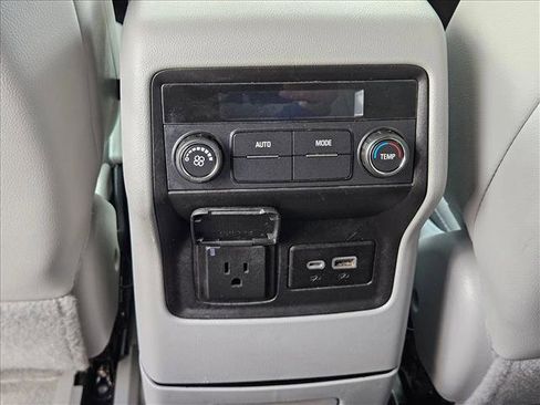 Used 2023 GMC Acadia SLT image 16