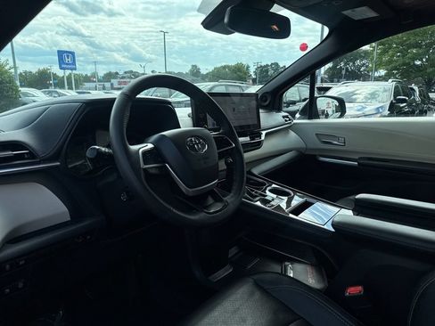 Used 2025 Toyota Sienna Limited AWD/4WD image 13