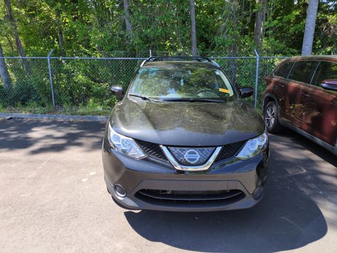 Used 2018 Nissan Rogue Sport SV FWD image 2