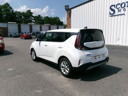 Used 2025 Kia Soul LX w/ LX Technology Package FWD image 8