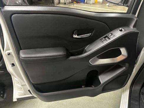 Used 2025 Nissan Frontier SV image 15