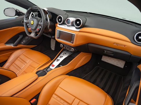 Used 2015 Ferrari California T RWD image 10