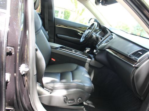 Used 2019 Volvo XC90 T6 Momentum w/ Protection Package Premier AWD/4WD image 18