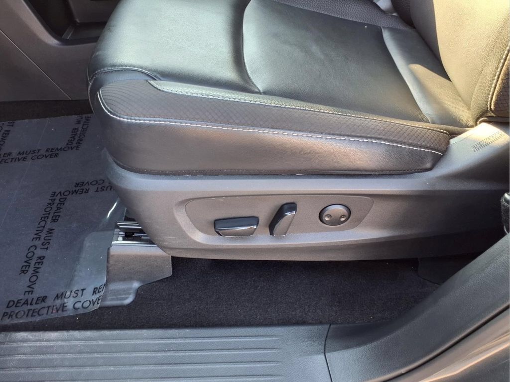 Used 2025 Nissan Pathfinder SL FWD image 23