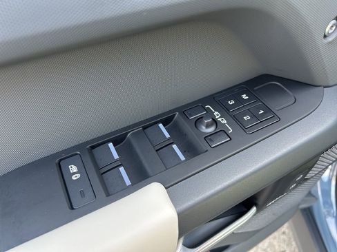 Used 2024 Land Rover Defender 110 X-Dynamic SE image 18