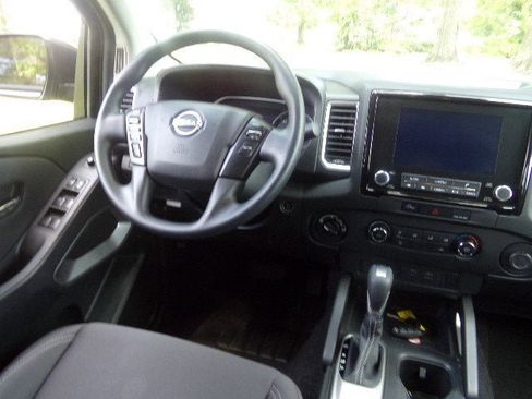 Used 2024 Nissan Frontier SV image 16