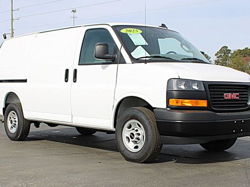 Used 2025 GMC Savana 2500 w/ Driver Convenience Package image 3