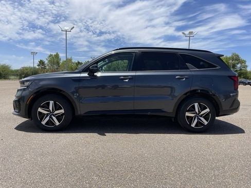 Used 2022 Kia Sorento EX w/ Panoramic Sunroof Package image 3