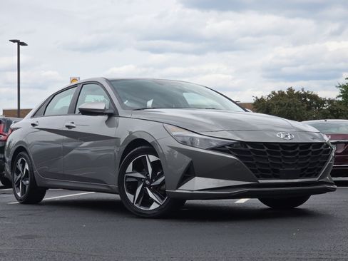 Used 2023 Hyundai Elantra SEL w/ Convenience Package FWD image 2