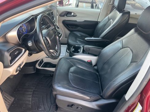 Used 2020 Chrysler Pacifica Touring-L image 13