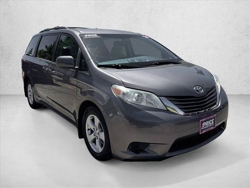 Used 2015 Toyota Sienna LE FWD image 3