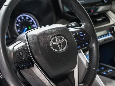 Certified 2022 Toyota Venza LE image 22