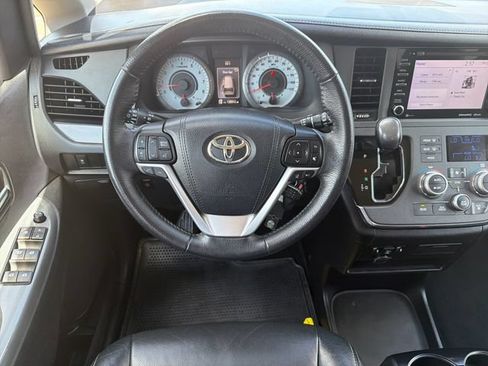 Used 2018 Toyota Sienna SE w/ Carpet Mat Package FWD image 15
