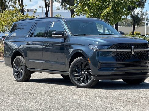 New 2026 Lincoln Navigator L Reserve w/ Jet Appearance Package AWD/4WD image 2