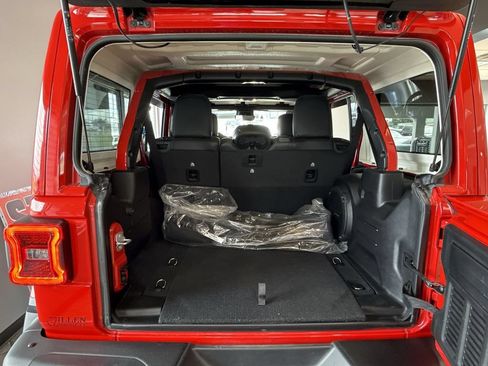 Used 2022 Jeep Wrangler Unlimited Rubicon w/ Trailer Tow Package AWD/4WD image 8