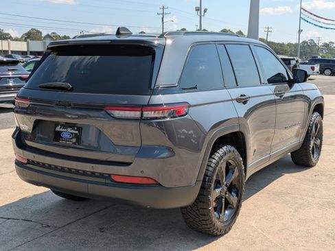 Used 2023 Jeep Grand Cherokee Altitude image 6