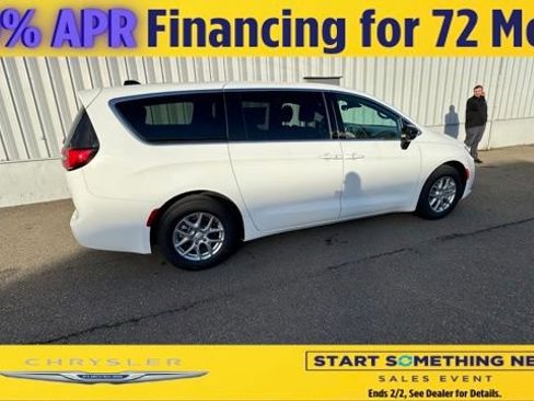 New 2026 Chrysler Pacifica Select image 4
